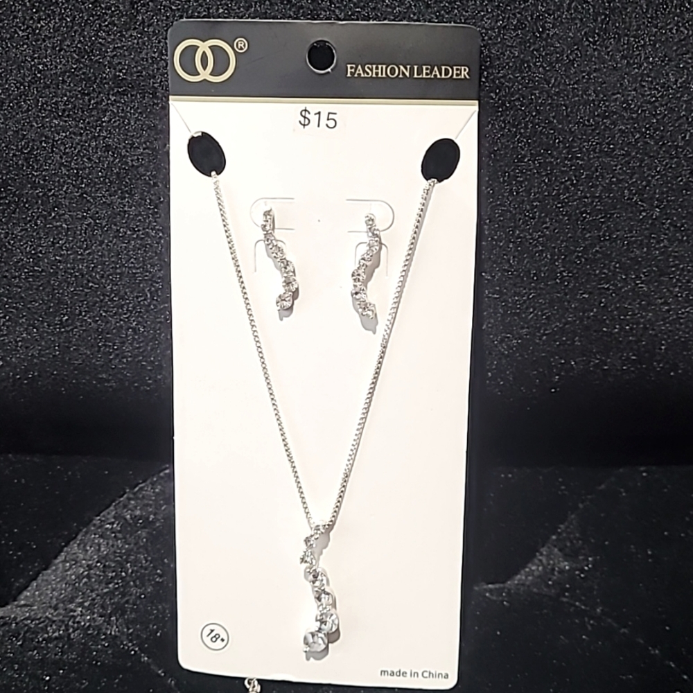 Necklace & earring set.